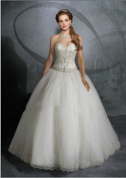 tulle-strapless-sweetheart-neckline-with-ball-gown-skirt-in-corset-back-and-chapel-train-2011-fashion-bridal-wedding-dress-wd14