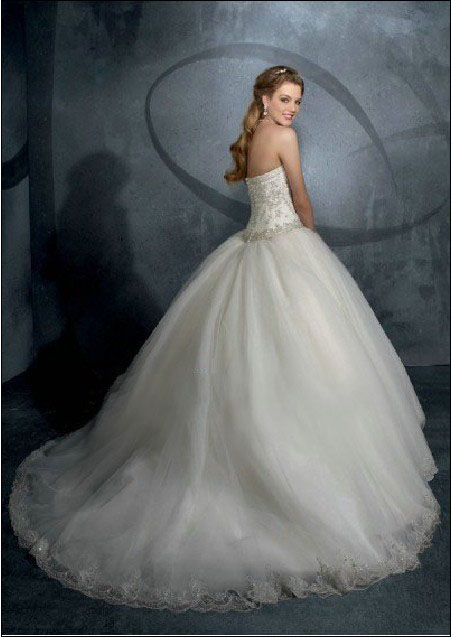 tulle-strapless-sweetheart-neckline-with-ball-gown-skirt-in-corset-back-and-chapel-train-2011-fashion-bridal-wedding-dress-wd15