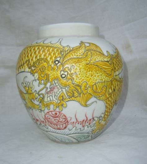 Qing Dynasty Kangxi Reign Porcelain Dragon Pot