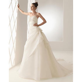 Discounted White Strapless A Line Wedding Dress with Handmade Flowers Adorning Wedding Gown