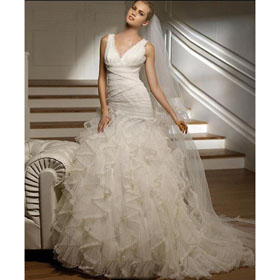 Summer Scalloped-Edge V-neck Straps Sleeveless Zipper Court Train Wedding Dresses