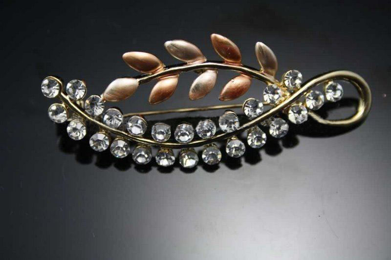 The most Fashiuonable Ladies Spark Crystal Brooches