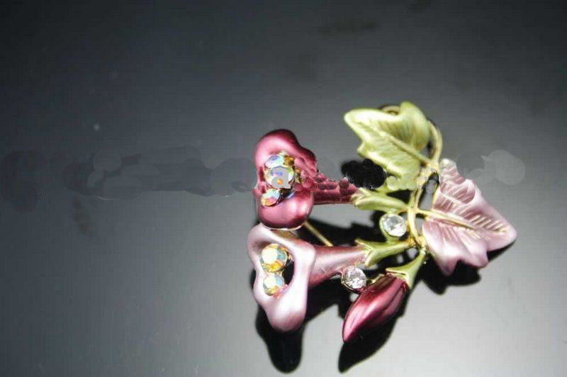 Latest Design Female Trumpet Flower Style Crystal Brooches