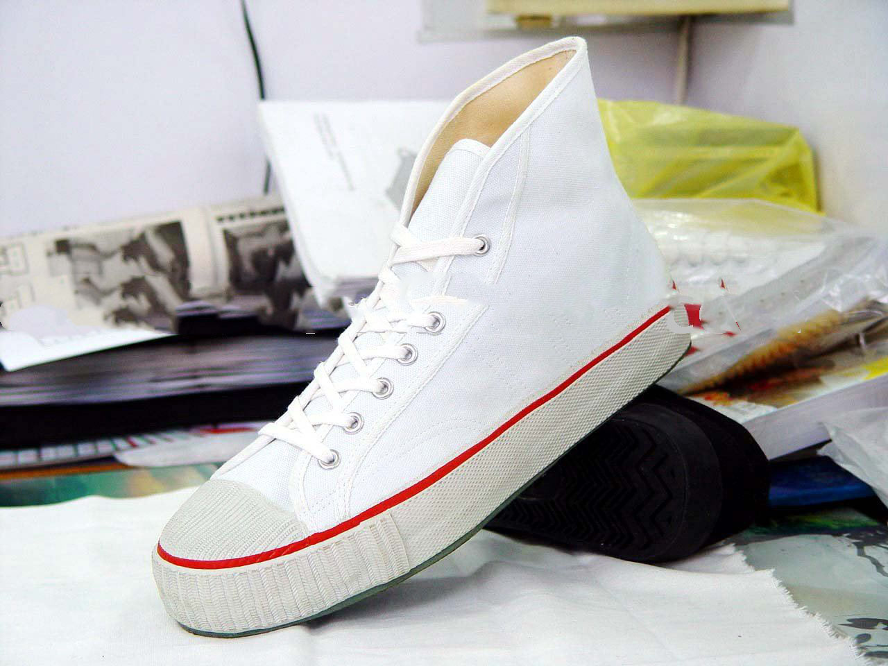 GUARANTEED 100% WARRIOR BRAND WHITE CANVAS SHOES ART NO. 050+SHIPPING BY DHL/EMS/FEDEX